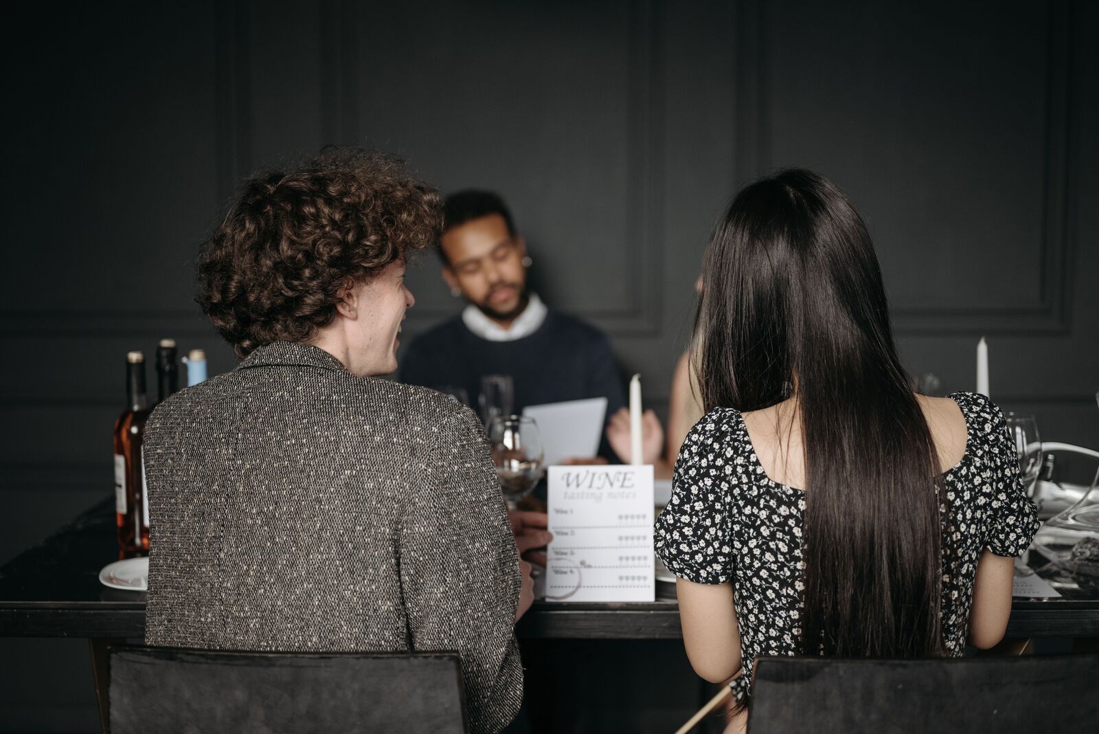 Gruppe bei einer professionellen Weinverkostung am Tisch